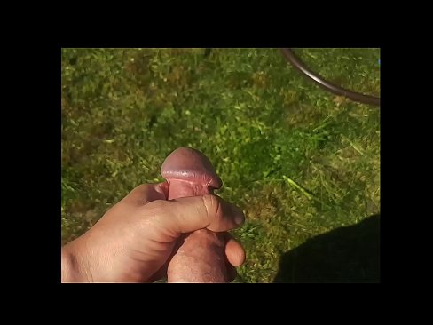 ❤️ Keçika germ di bexçeyek havînê de pisîka xwe ya pembe diqelişe û bi şuştinê dixe. Vîdyoyê porno li porno ku.vlad-massage-salon.ru ❌❤
