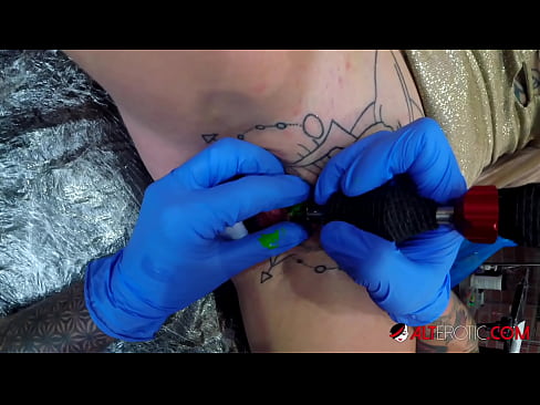 ❤️ Keçika pir tattookirî Sully Savage tattooek li ser klîtorê xwe kir. Vîdyoyê porno li porno ku.vlad-massage-salon.ru ❌❤